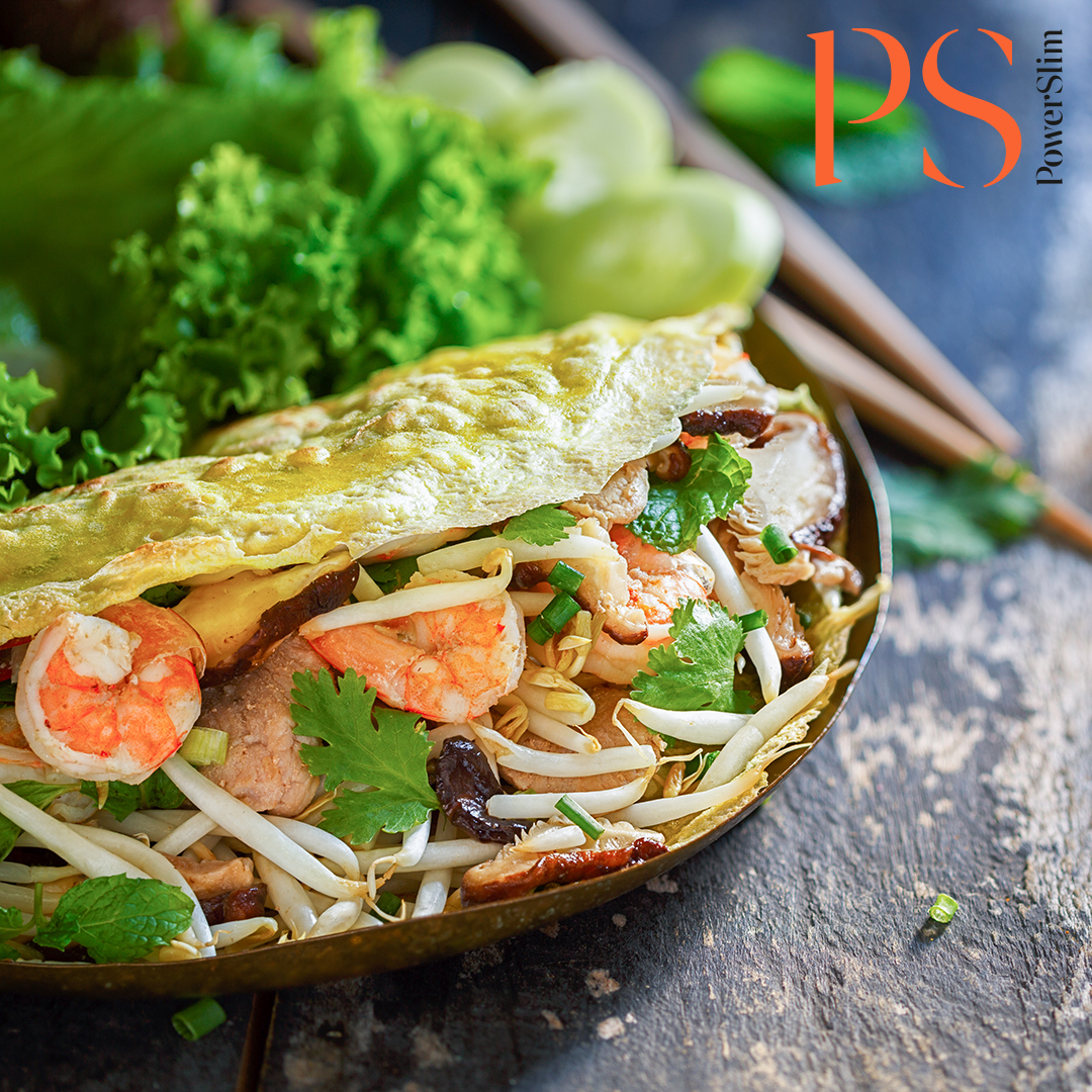 Banh Xeo aus Ei mit würzigen Garnelen, Hähnchen und Sojasprossen