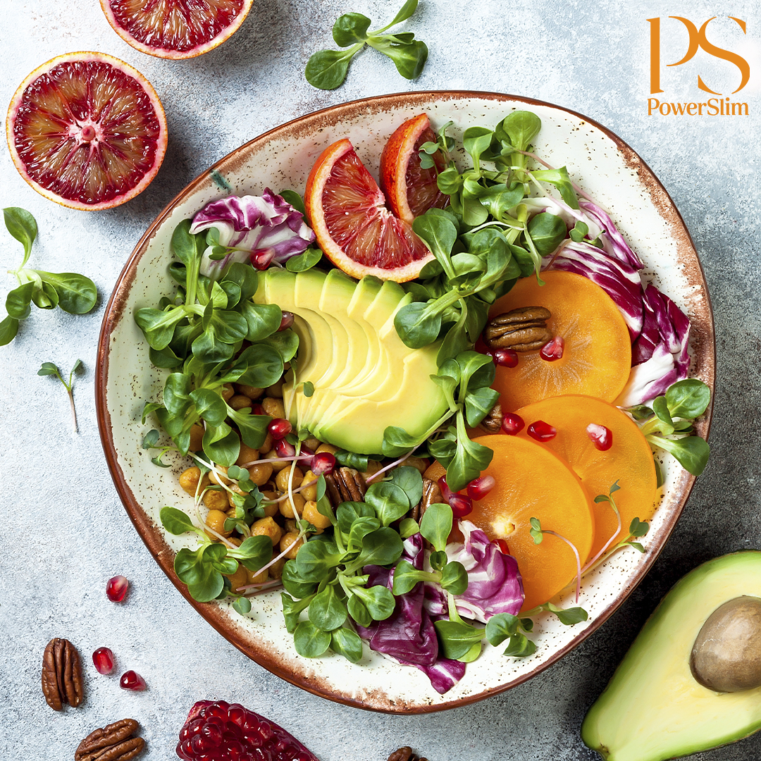 Buddha Bowl mit Kichererbsen, Pekannüssen und Granatapfelkernen