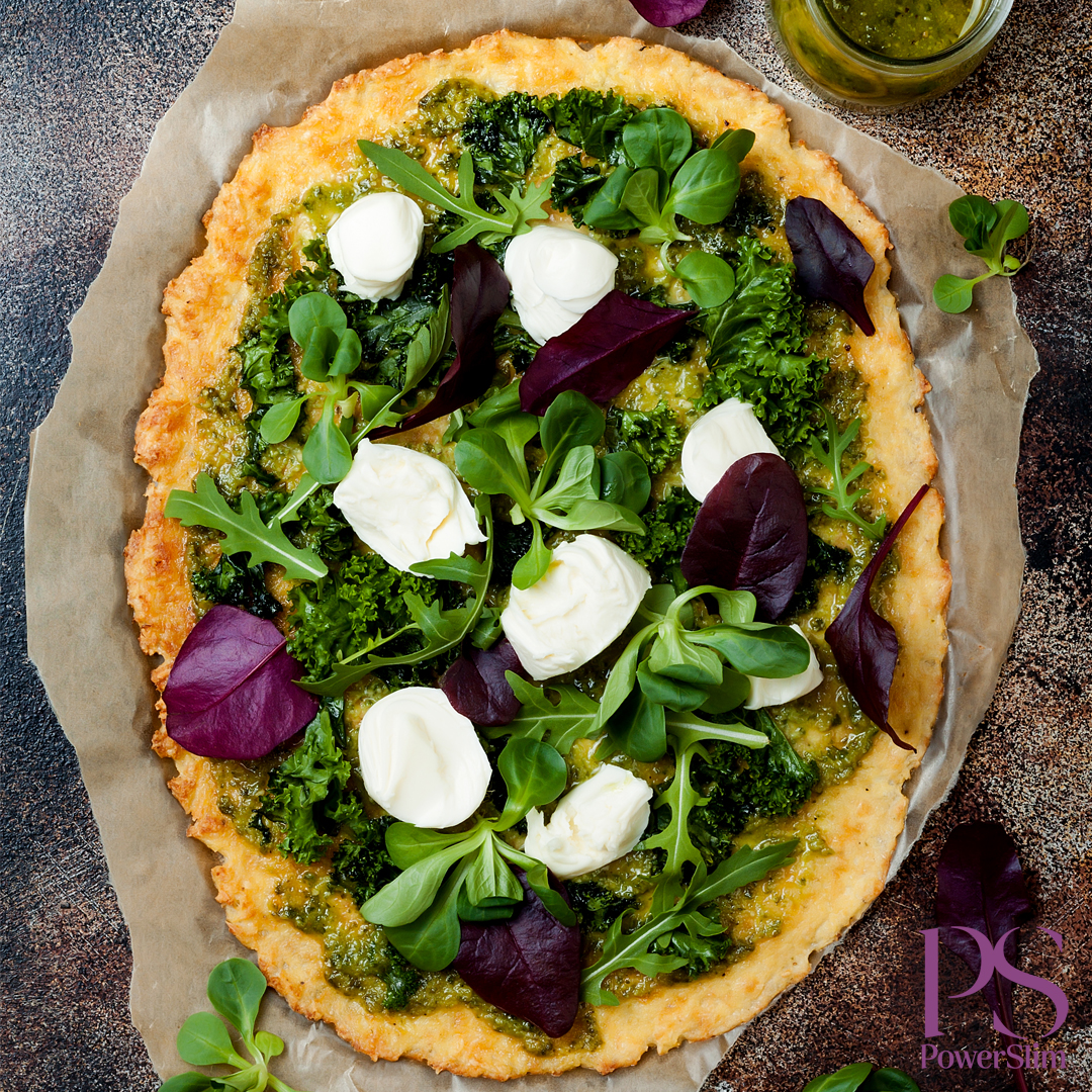 Blumenkohlpizza mit Pesto und Mozzarella
