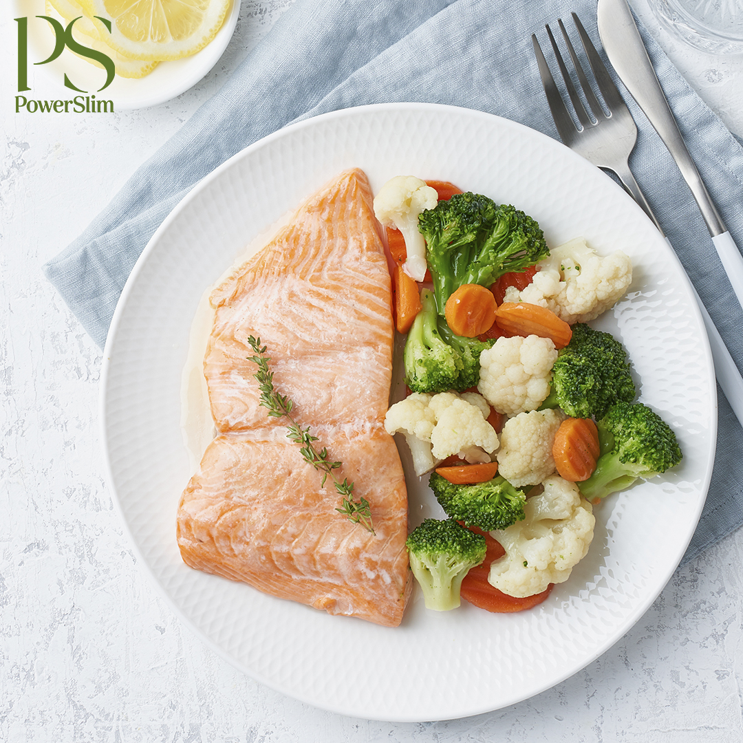 Gedämpfter Lachs mit Brokkoli, Blumenkohl und Karotte