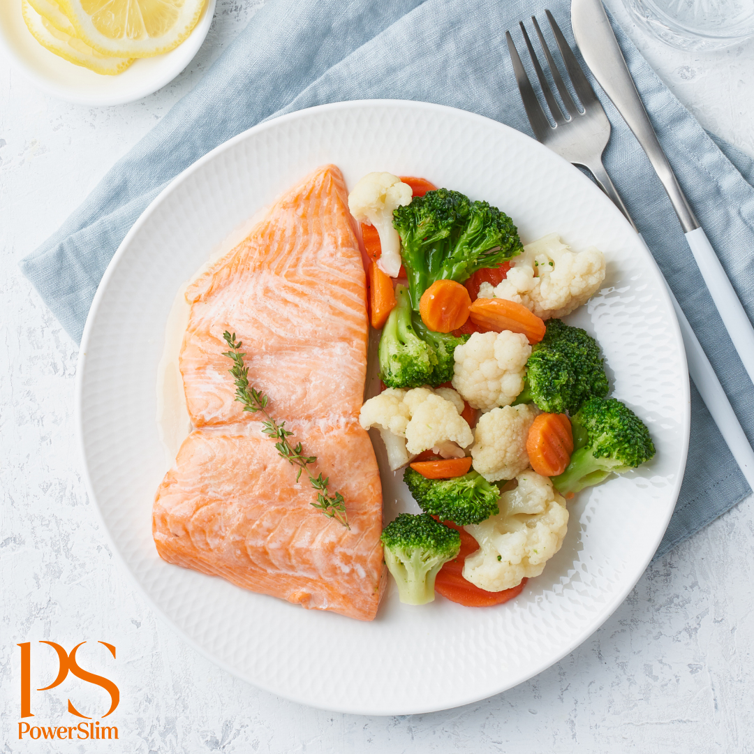 Gedämpfter Lachs mit würzigem Brokkoli, Karotte und Blumenkohl
