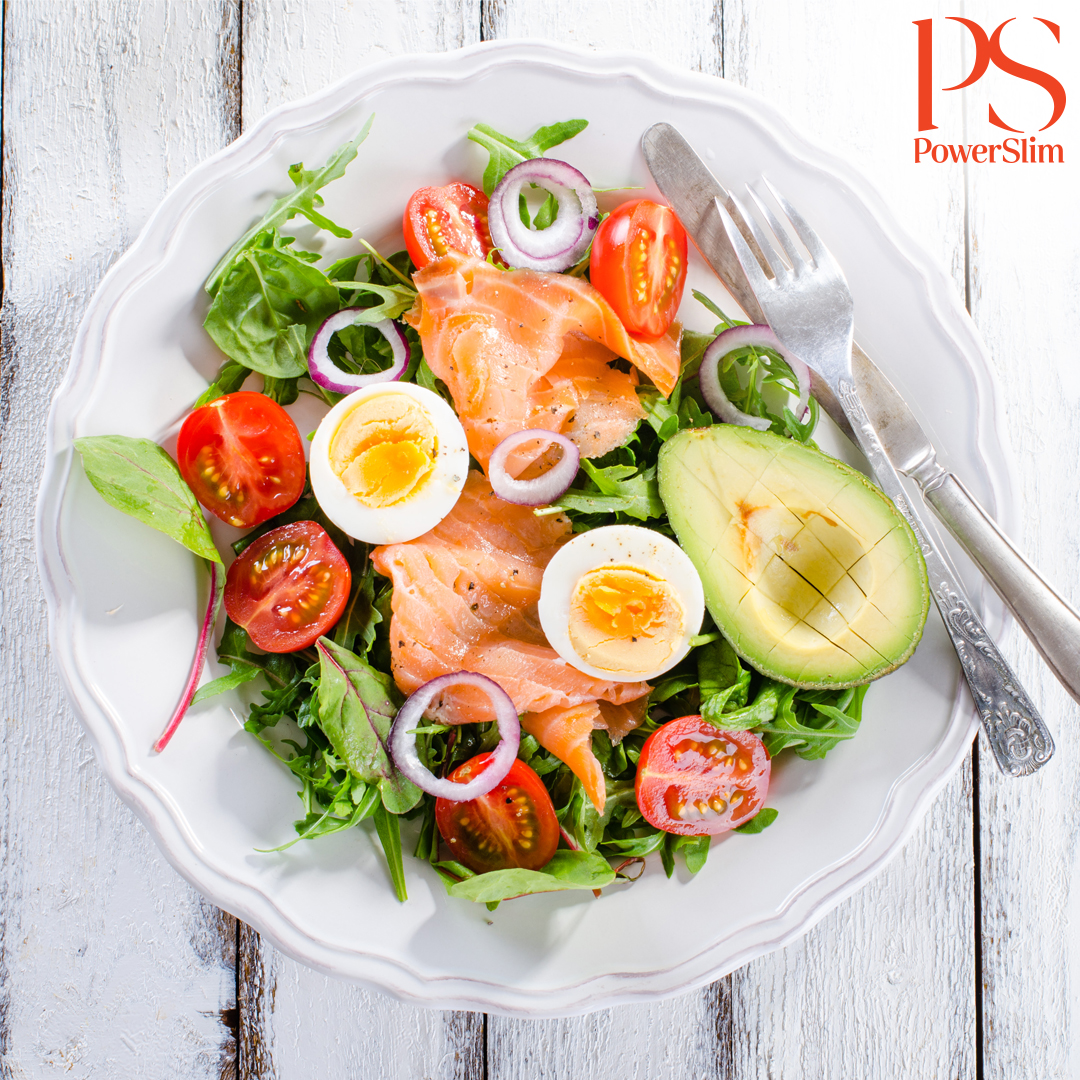 Salat mit geräuchertem Lachs, Ei und Avocado