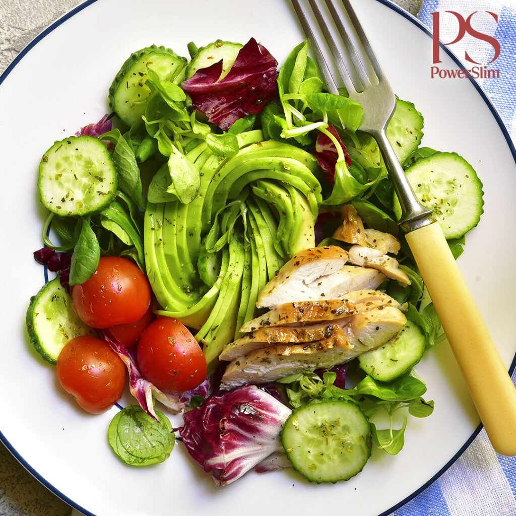 Salat mit gegrilltem Hähnchen und Avocado