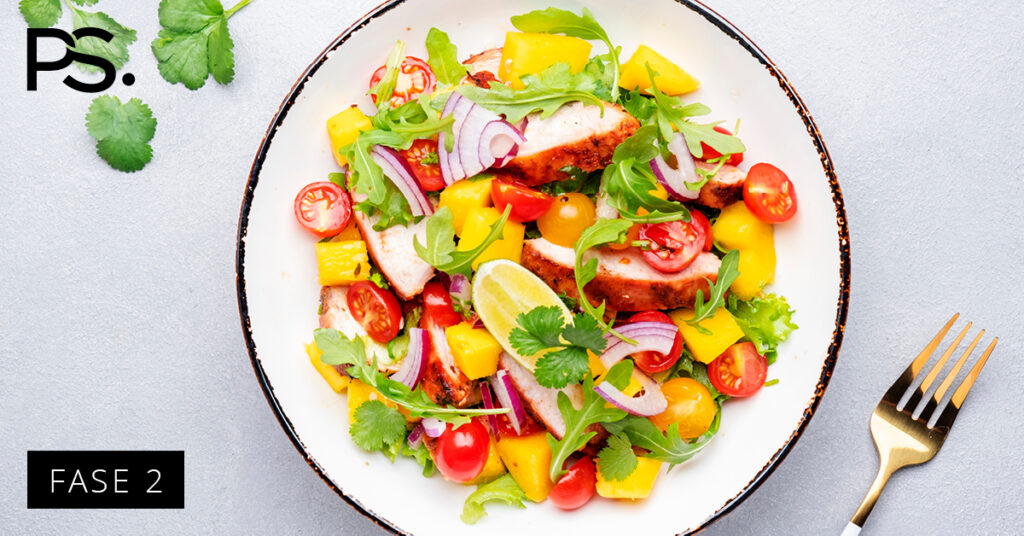 Mexikanischer Salat mit gegrilltem Hähnchen und Nektarine