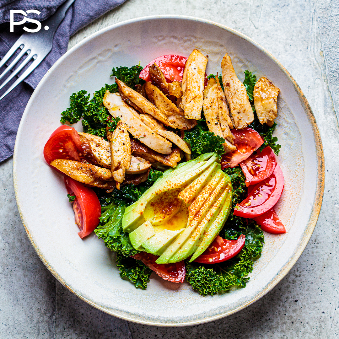 Grünkohlsalat mit Cajun-Hähnchen und Avocado