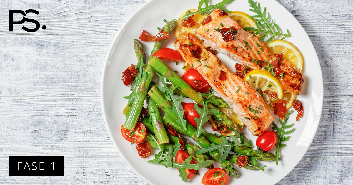 Lachs mit Spargel, knusprigem Schinken und Schnittlauchbutter