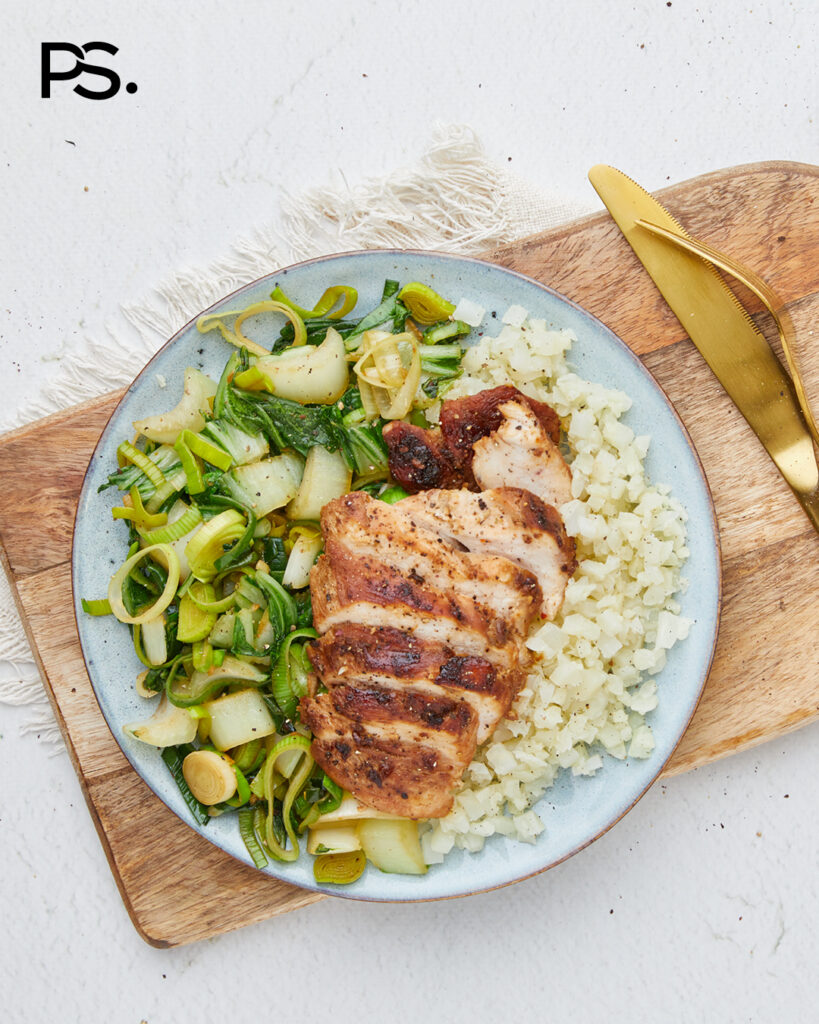 Hähnchen mit Blumenkohlreis und gebratenem Pak Choi und Lauch