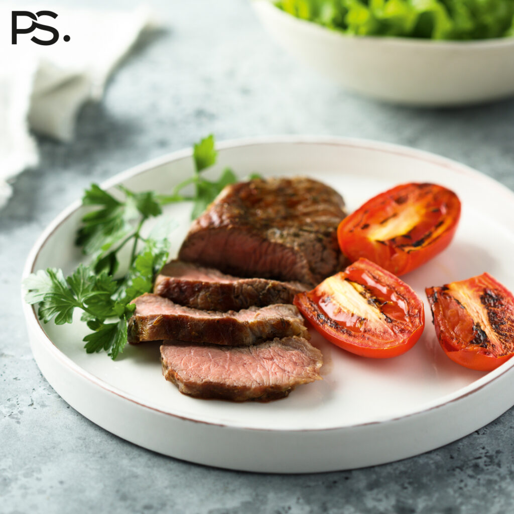 Steak mit gegrillten Tomaten und Salat