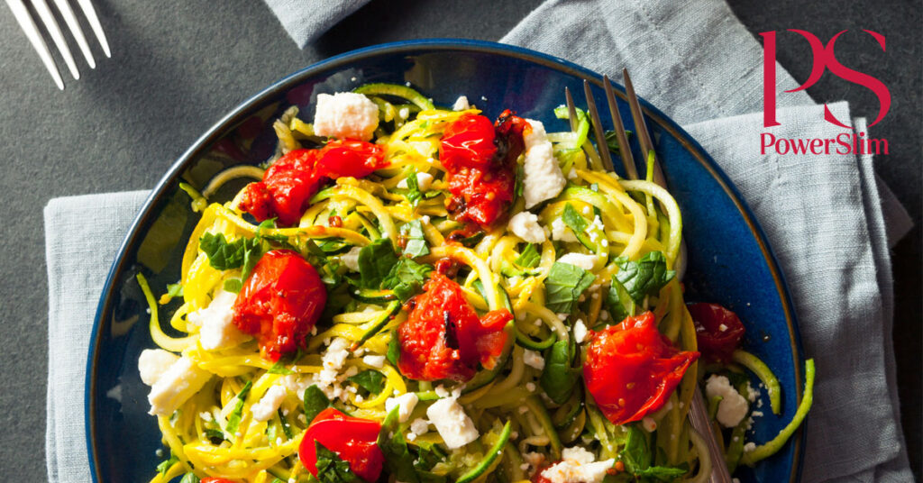 Zucchini-Nudeln mit gerösteten Tomaten und Ziegenkäse
