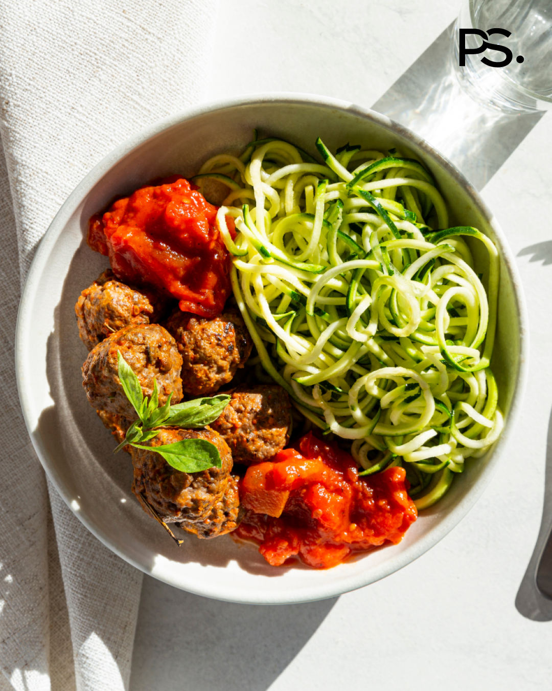 Zucchini-Nudeln mit Tatarbällchen