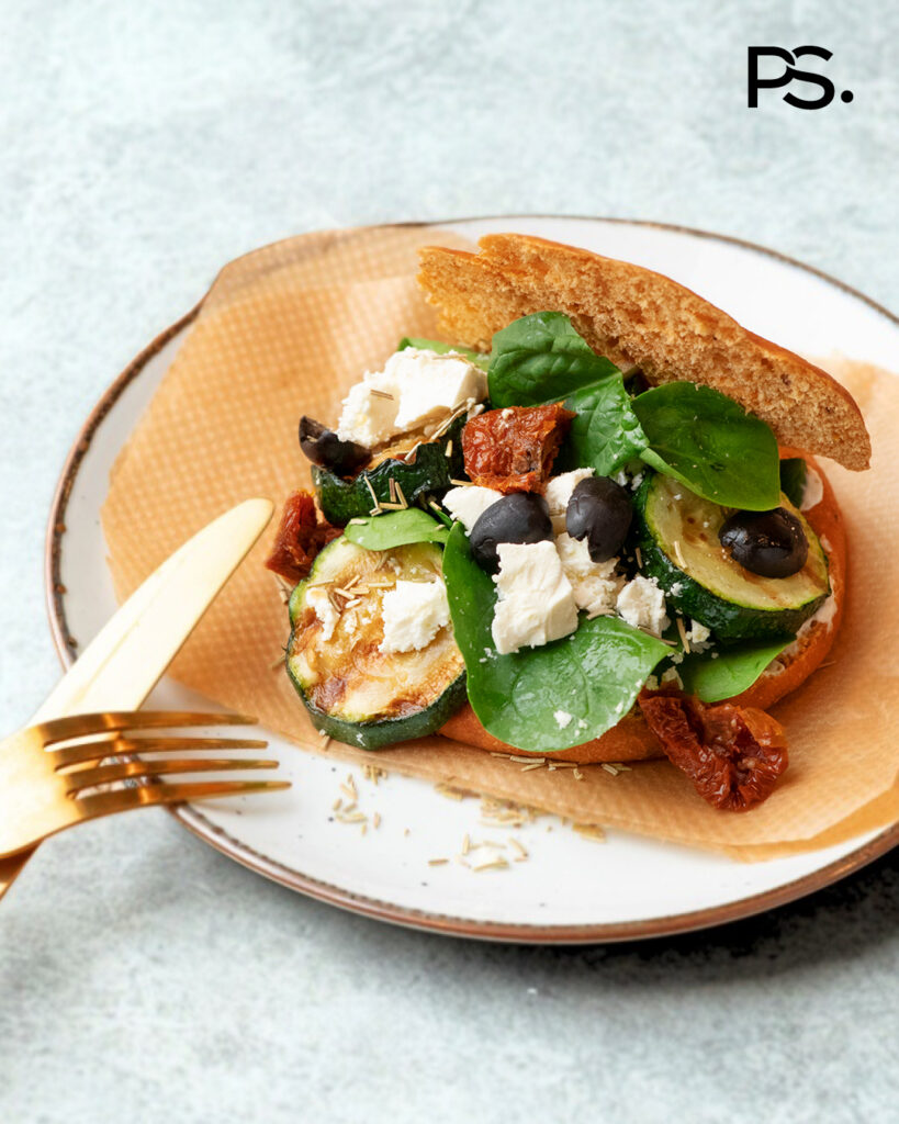 Mediterranes Brötchen mit Spinat und Ziegenkäse