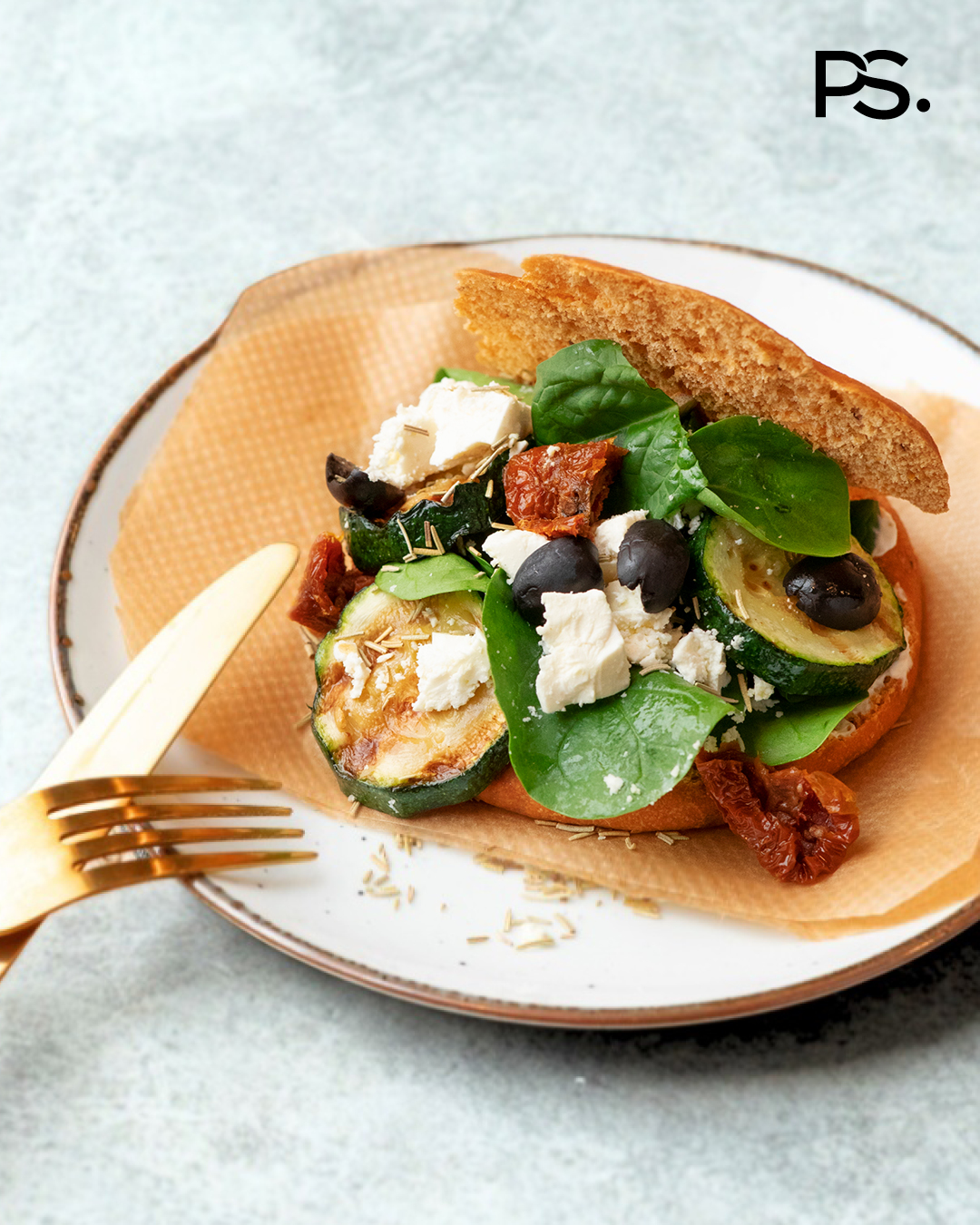 Mediterranes Brötchen mit Spinat und Ziegenkäse