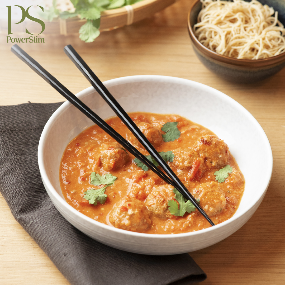 Heiße Nyonya-Curry mit Tatarbällchen und Nudeln