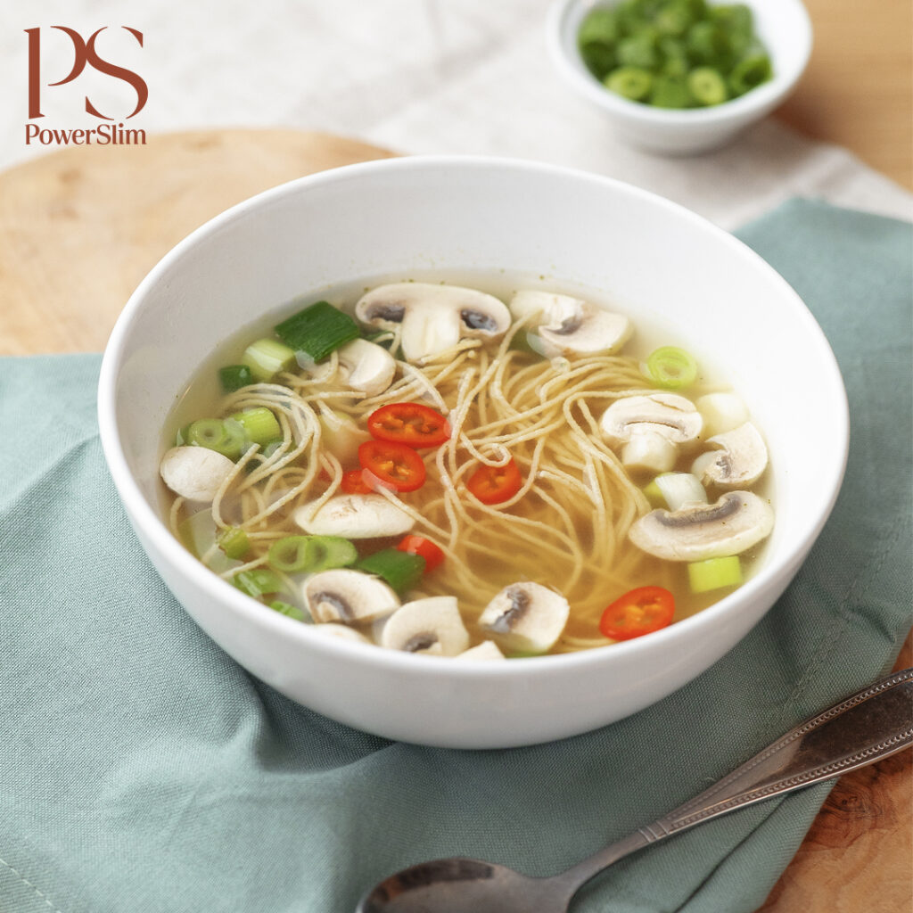 Klare Gemüsesuppe mit Champignons und Frühlingszwiebel