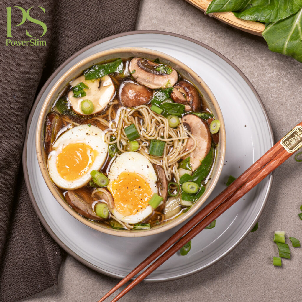 Nudelsuppe mit Champignons und Pak Choi