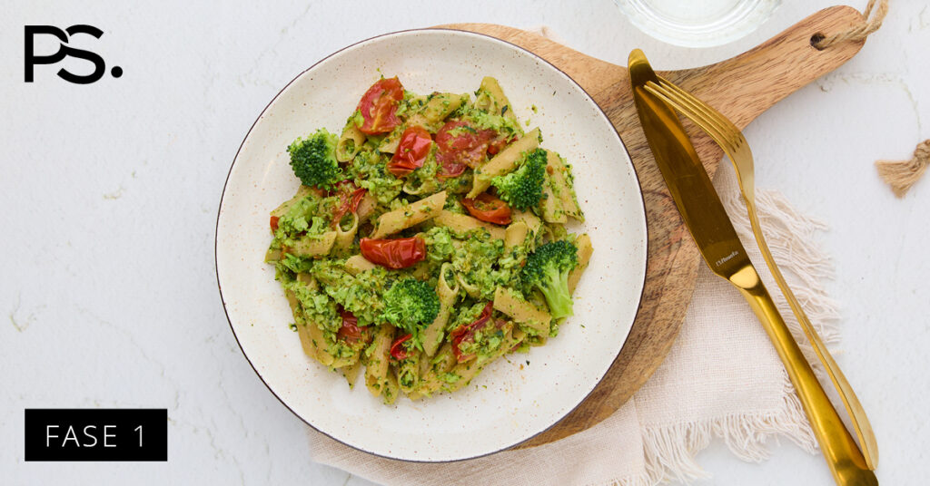 Penne mit Brokkoli-Zucchini-Pesto und Kirschtomaten