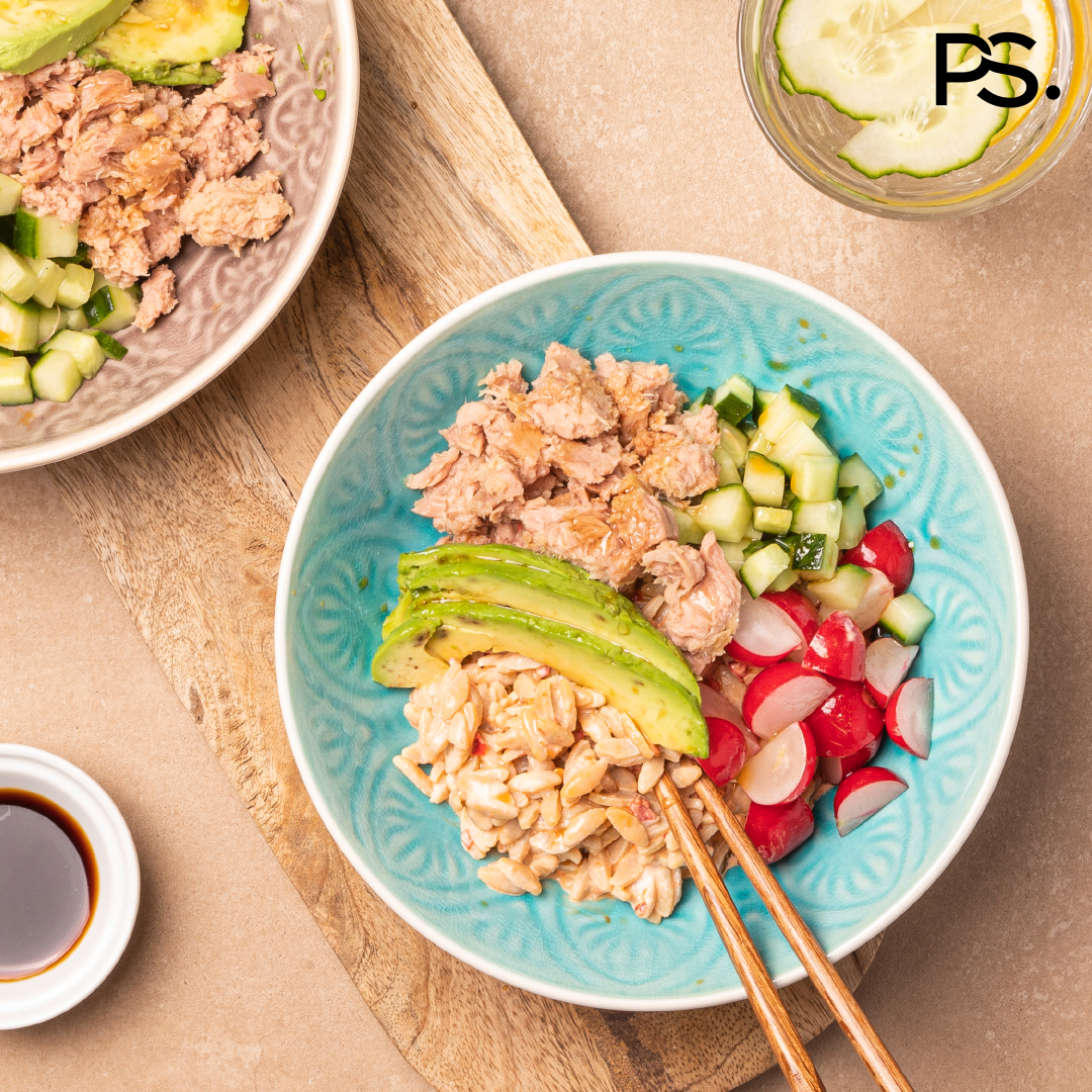 Poké Bowl mit Thunfisch und würzigem Reis