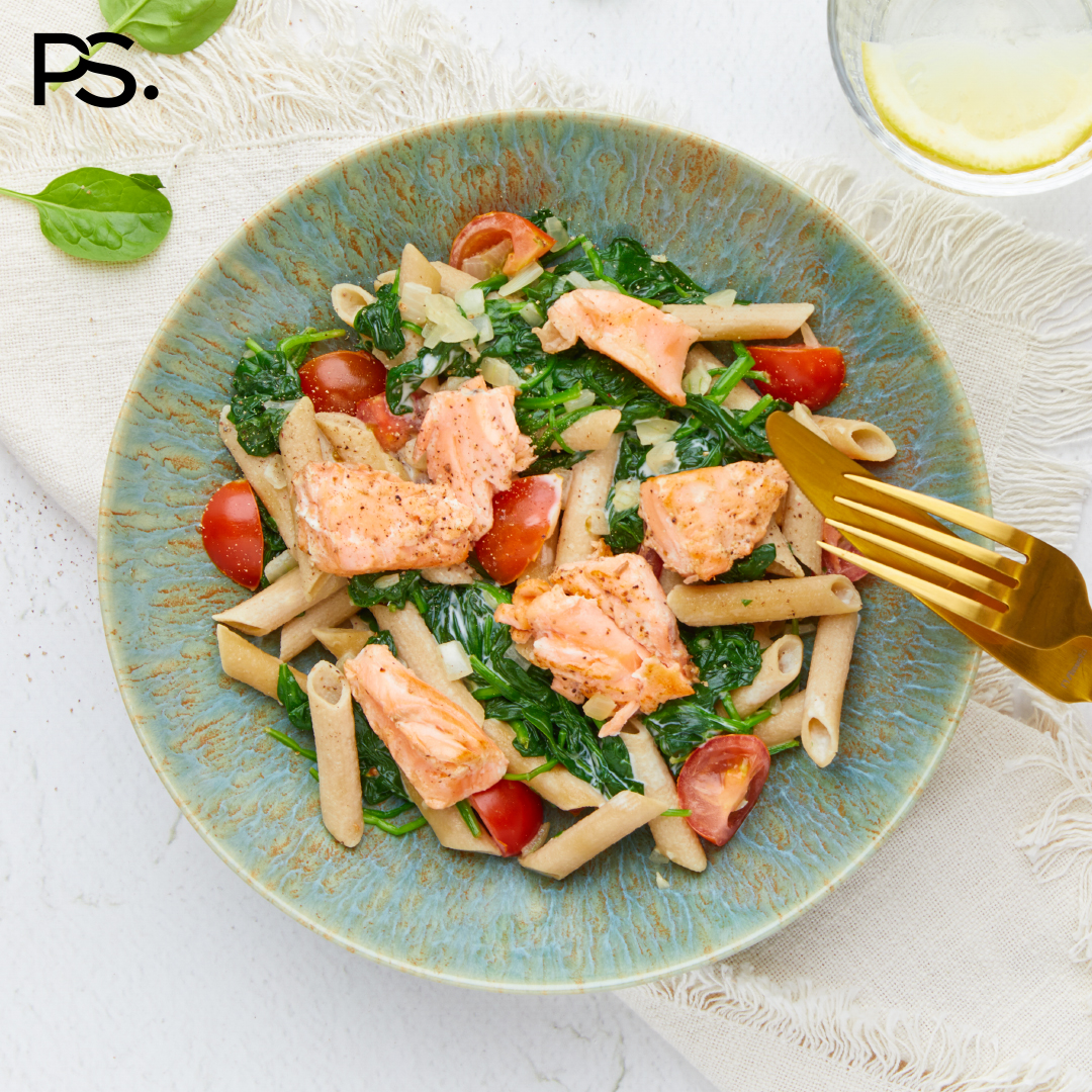 Pasta mit frischem Lachs, Spinat und Tomaten
