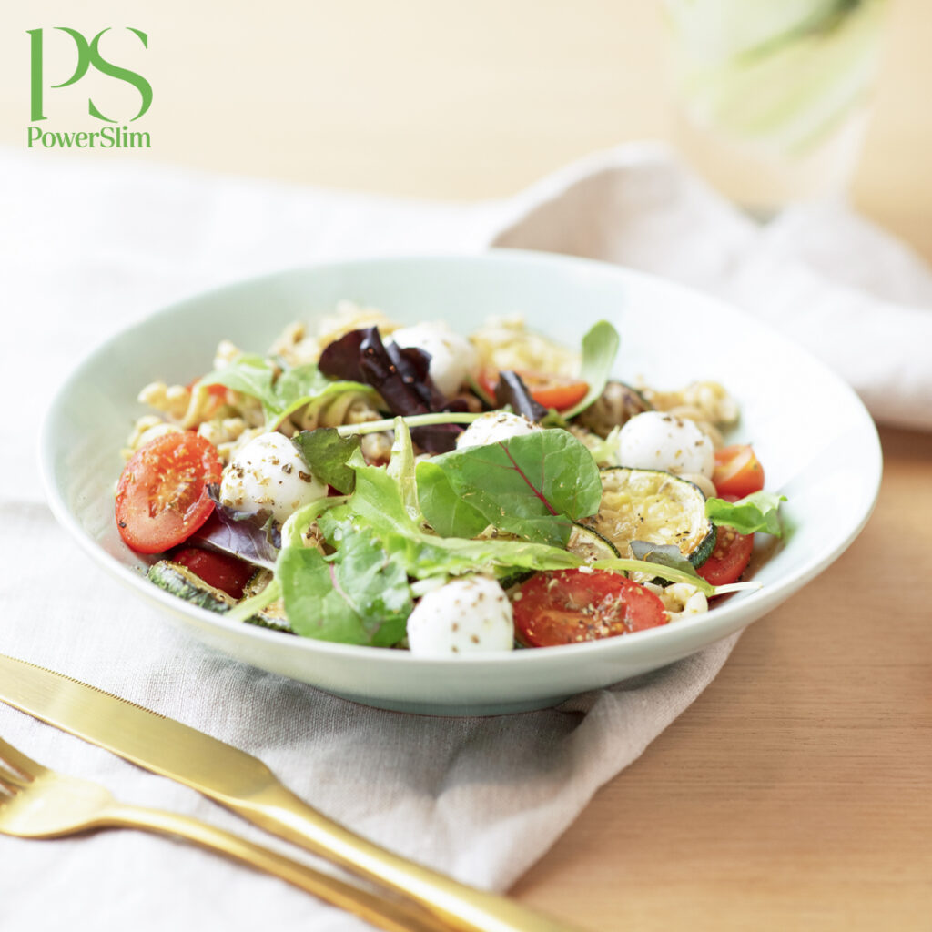 Nudelsalat mit Mozzarella, Tomate und Zucchini
