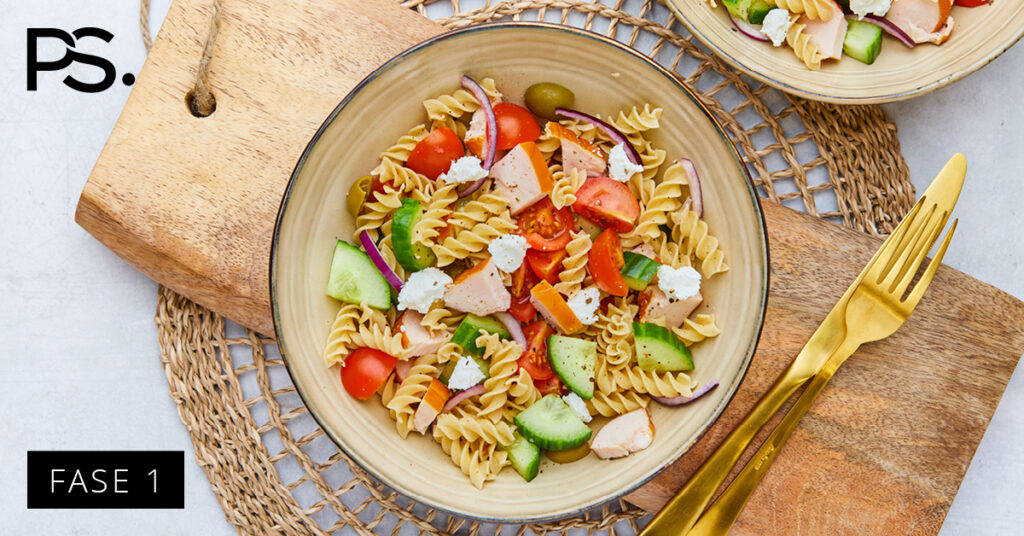Griechischer Nudelsalat mit geräuchertem Hähnchen
