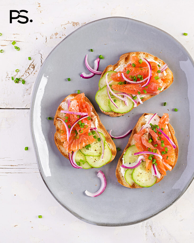 Toast mit Lachs und Gurke
