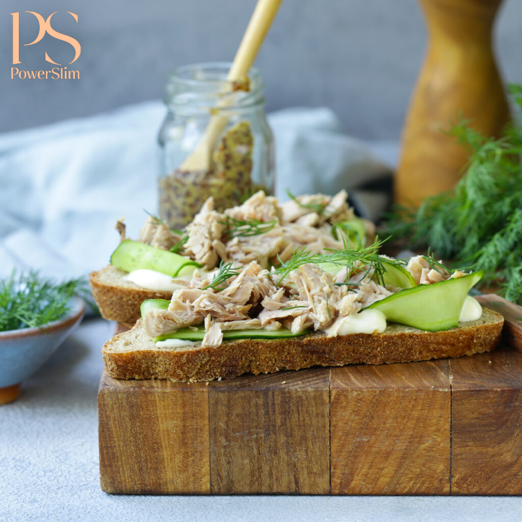 Toast mit Thunfisch und Gurke