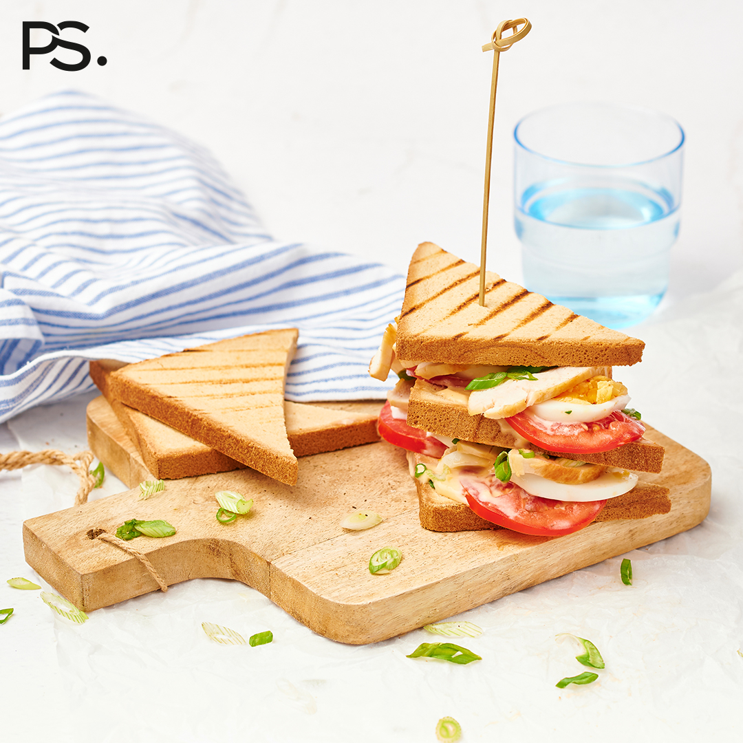 Club-Sandwich mit Hähnchenfilet, Ei und Cocktailsoße