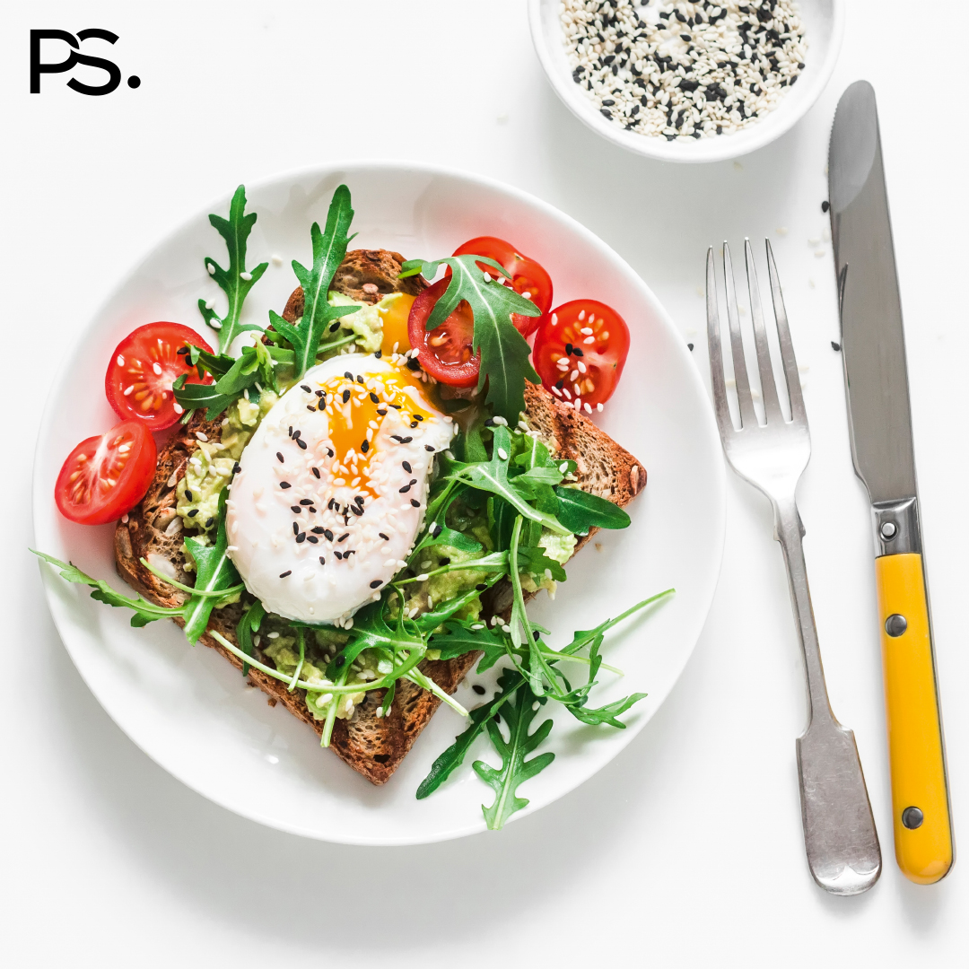 Geröstetes Brot mit pochiertem Ei und Avocadocreme