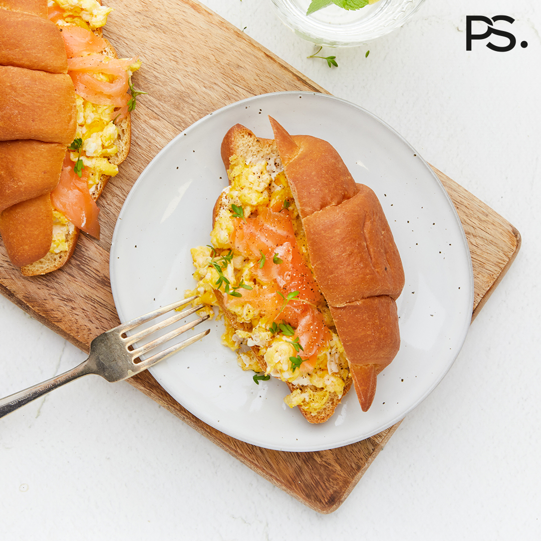 Croissant mit Rührei und Lachs