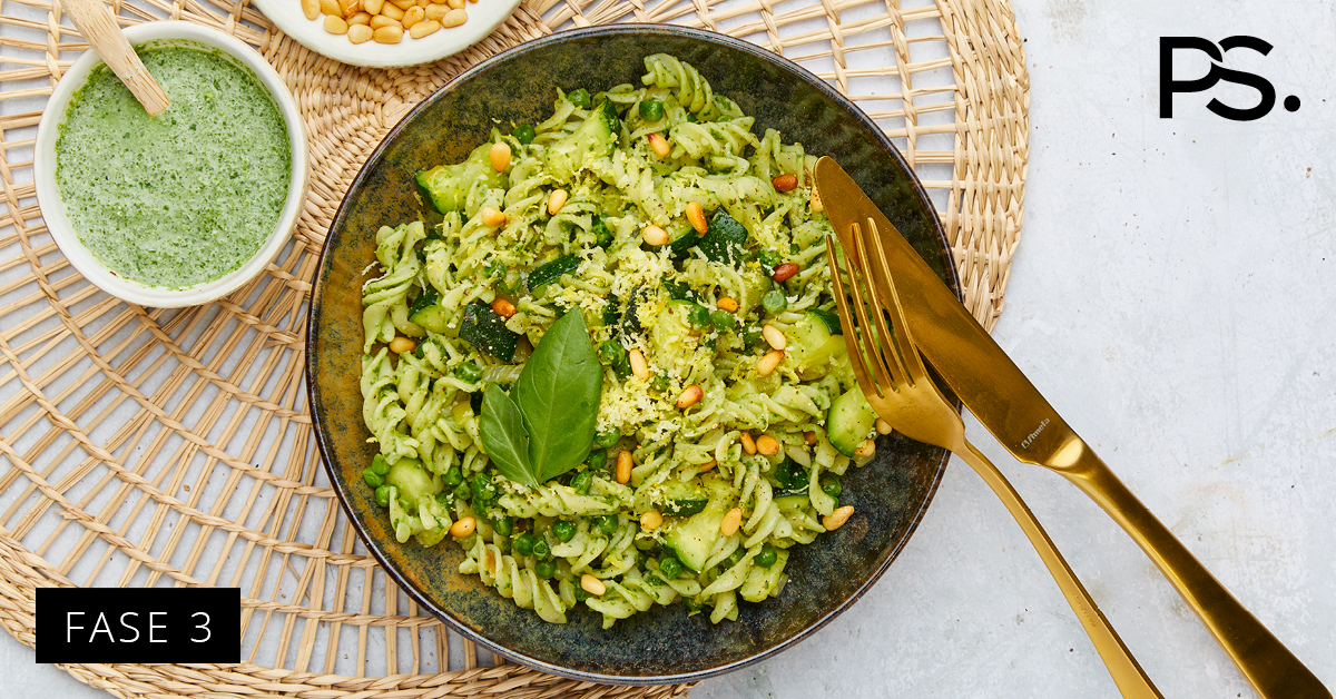 Grüne Pasta mit Zitronenzeste und Pinienkernen