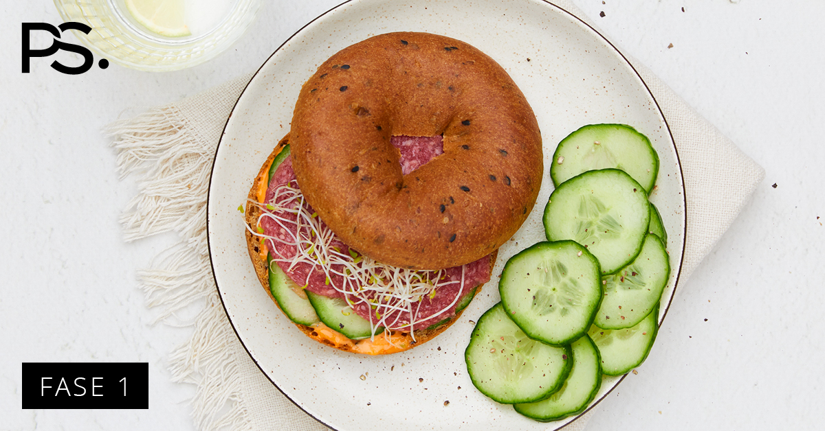 Bagel mit scharfer Mayonnaise und Rindswurst