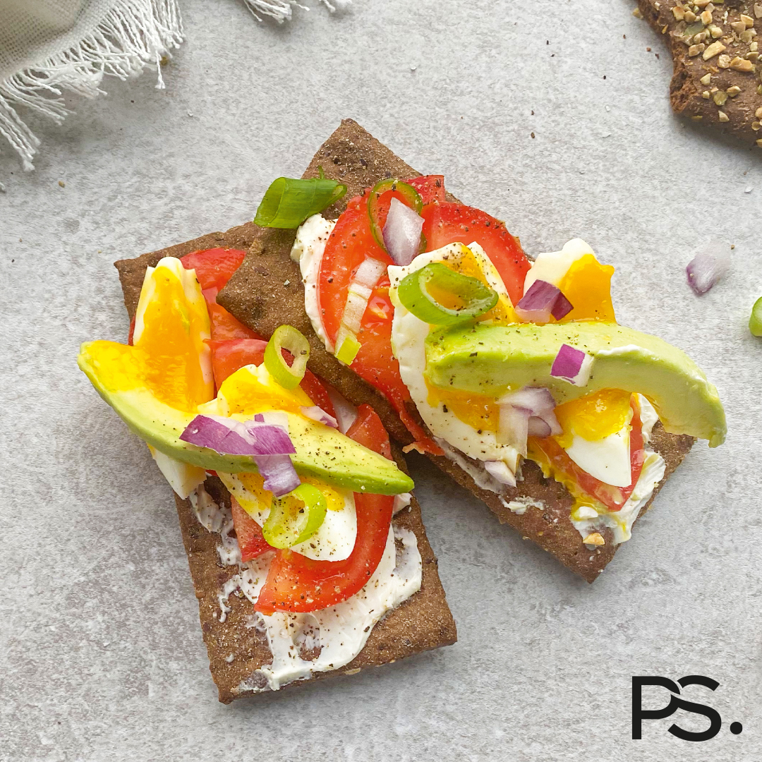 Cracker mit Ei, Avocado und Tomate