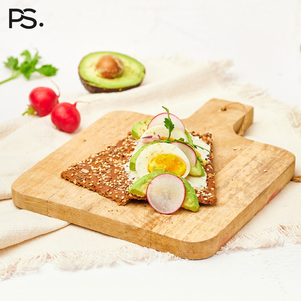 Cracker mit Ei, Radieschen und Avocado