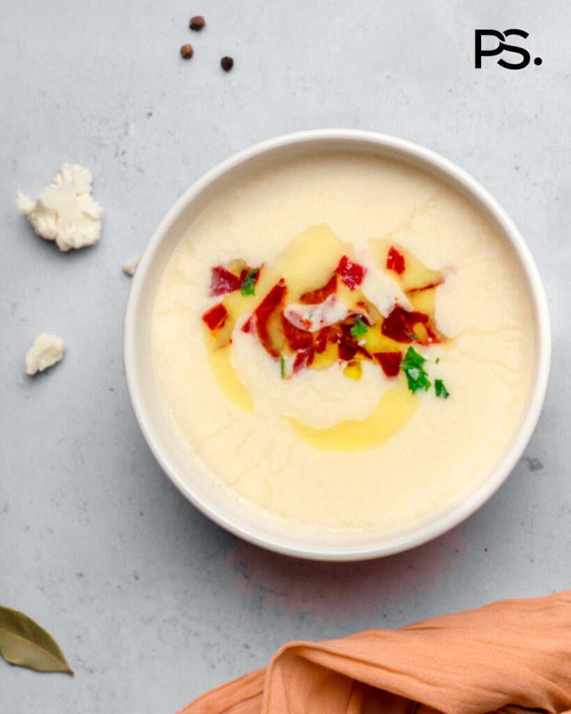 Blumenkohlsuppe mit knusprigem Rohschinken und Petersilie