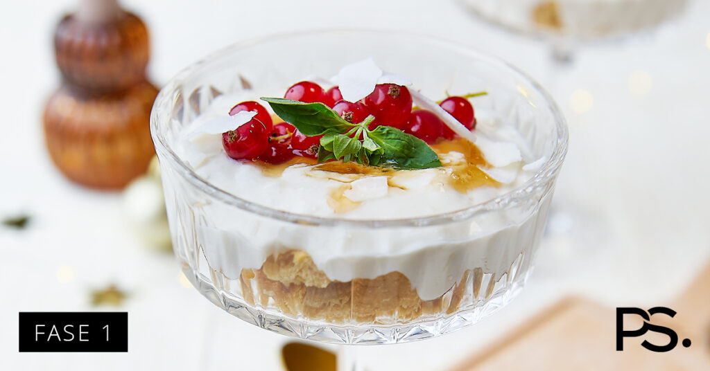Kokos-Panna-Cotta mit gesalzenem Karamellsirup