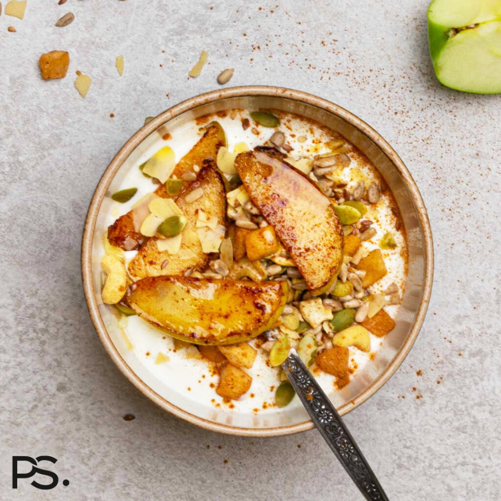 Kokosjoghurt mit Granola und gebackenem Apfel