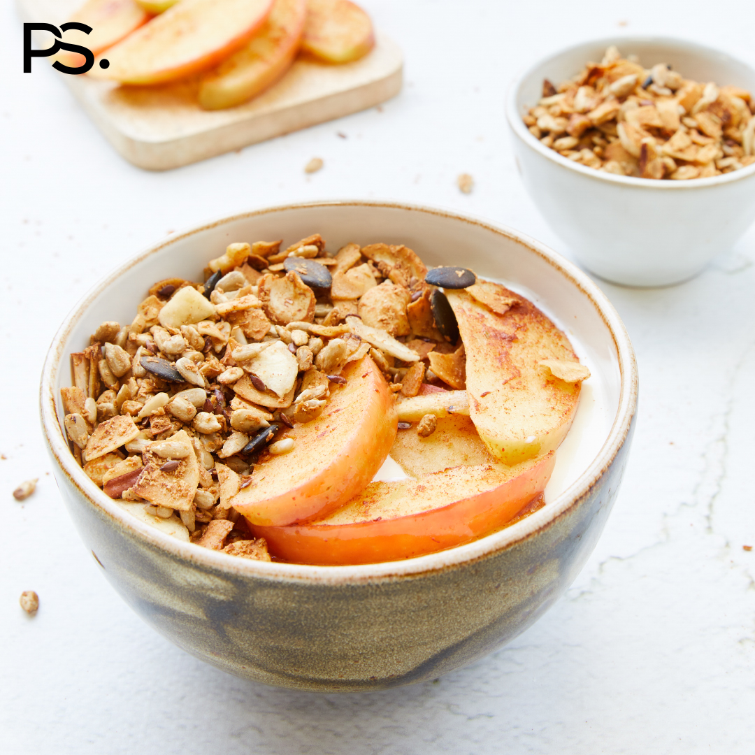 Griechischer Joghurt mit gebratenem Apfel und Granola